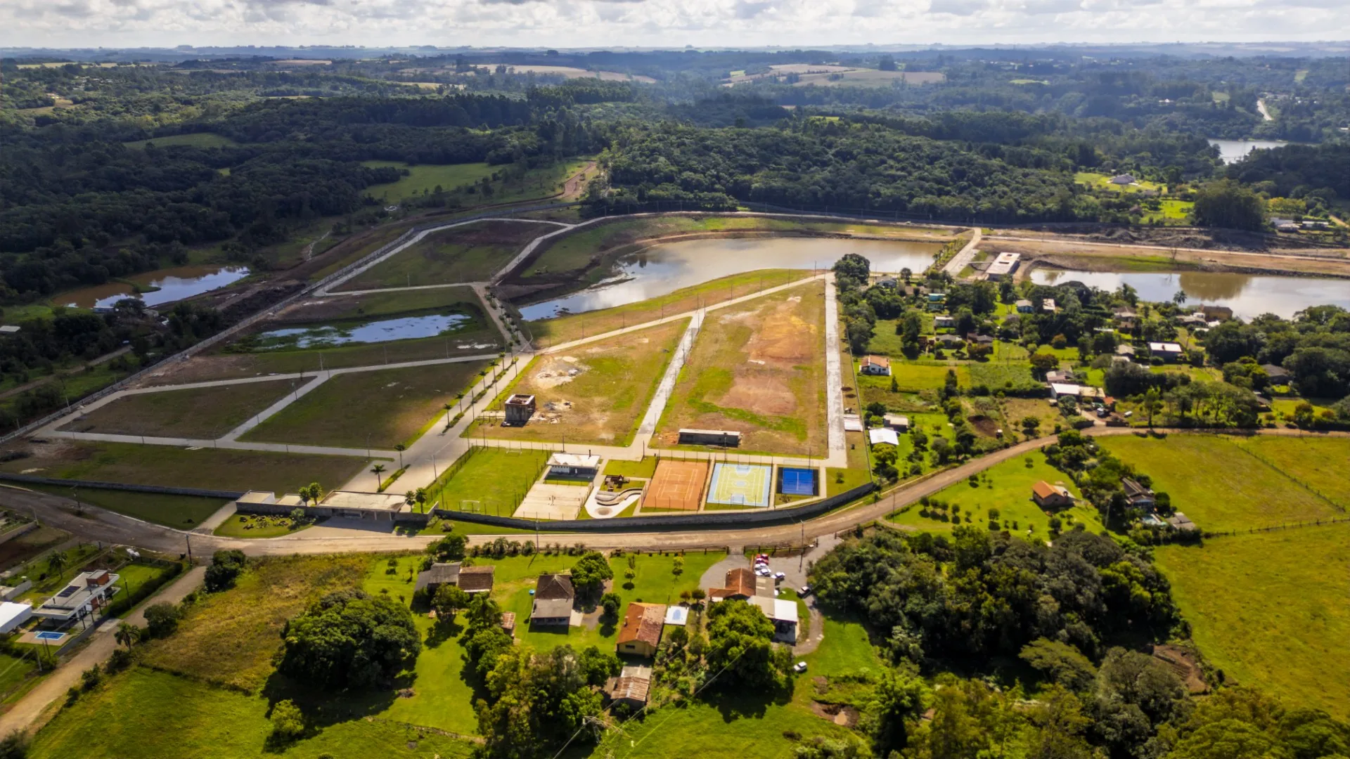 Vista aérea do Itaara Reserve com ruas, lagos e infraestrutura pronta