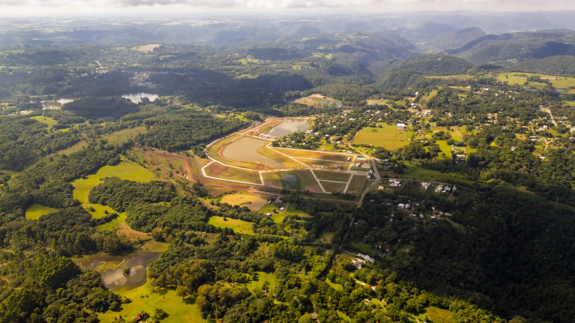 Vista aérea da serra de Itaara com o condomínio integrado à natureza